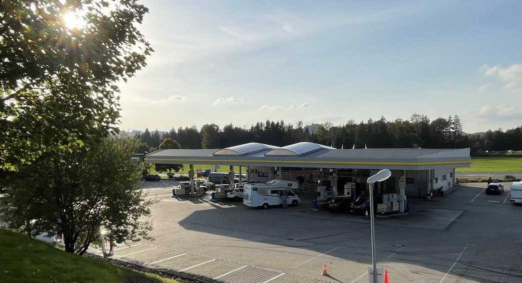 Irschenberger Tankstelle mit Erdgas, Flssiggas und Markenkraftstoffen